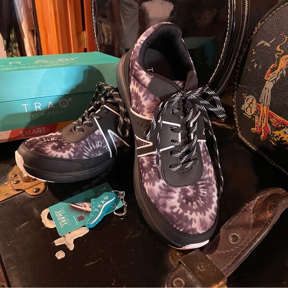 TRAQ BY ALEGRIA QARMA2 BLAST OFF BLACK/WHITE W/Q-CHIP TECHNOLOGY Size 7 1/2~37 - Picture 3 of 5